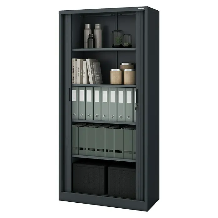 Jan Nowak Aktenschrank Damian - B x T x H: 90 x 45 x 185 cm, Anthrazit - Das Bild zeigt einen grauen Büroschrank von Jan Nowak mit Rollladentüren, Regalen, Ordnern, Büchern und dekorativen Gegenständen.