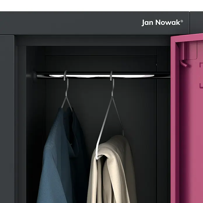 Jan Nowak Schließfachschrank Igor - H x B x T: 185 x 90 x 45 cm, Anzahl Fächer: 6 Stk., Anthrazit/Fuschie - Detailaufnahme eines Jan Nowak Metallschranks mit Kleiderstange und Hängern, die Kleidung halten, wodurch Ordnung und Funktionalität betont werden.