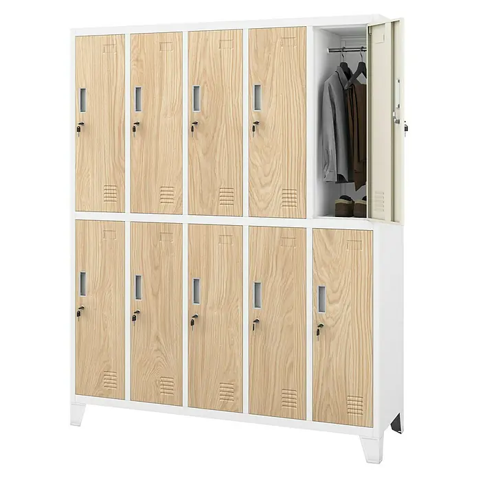 Jan Nowak Spind Bartek - B x T x H: 136 x 45 x 172 cm, Weiß / Sonoma Eiche - Schrank mit zehn Fächern und Holztüren, eines davon ist geöffnet und zeigt Kleidung und Schuhe im Inneren.
