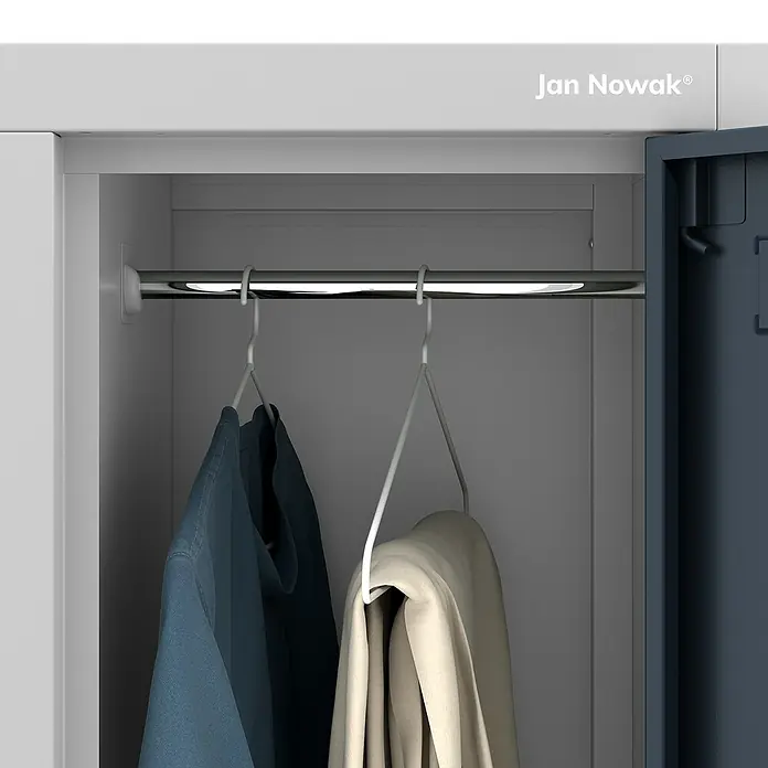 Jan Nowak Schließfachschrank Igor - H x B x T: 185 x 90 x 45 cm, Anzahl Fächer: 6 Stk., Grau/Vielfarbig - Innenansicht des Jan Nowak Metallschranks mit Kleiderbügelstange und Kleidung. Praktische Aufbewahrungslösung für Büro oder Werkstatt.