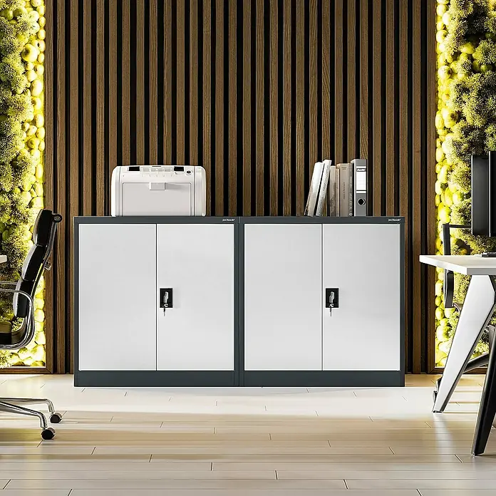 Jan Nowak Aktenschrank Beata - B x T x H: 90 x 40 x 92,5 cm, Anthrazit / Weiß - Das Bild zeigt zwei Büroschränke mit Büromaterialien oben drauf vor einer dekorativen Wand. Sie sind perfekt für die Organisation.