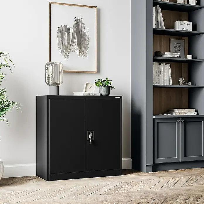 Jan Nowak Aktenschrank Beata - B x T x H: 90 x 40 x 92,5 cm, Schwarz - Schwarzer Metallschrank mit zwei Türen und Schloss, dekoriert mit Lampe, Pflanze und Bild. Ideal für Büro oder Zuhause.