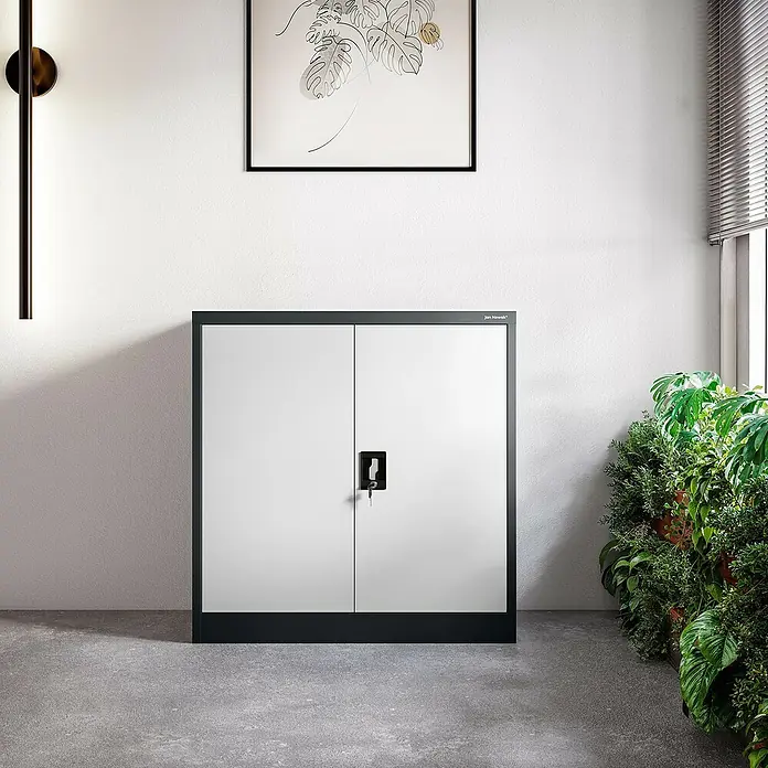 Jan Nowak Aktenschrank Beata - B x T x H: 90 x 40 x 92,5 cm, Anthrazit / Weiß - Eine Nahaufnahme eines Jan Nowak Aktenschranks in Weiß und Schwarz, der sich ideal für die Büroaufbewahrung eignet. Das Regal bietet viel Stauraum.