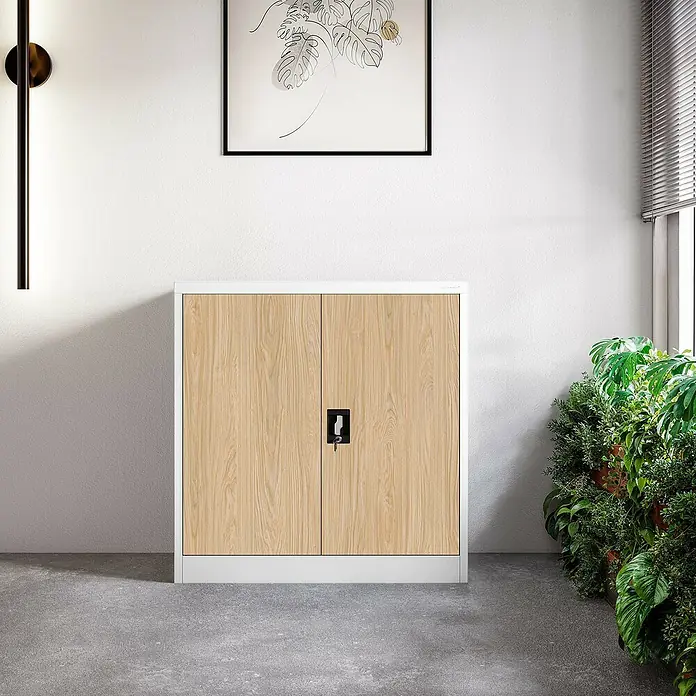 Jan Nowak Aktenschrank Beata - B x T x H: 90 x 40 x 92,5 cm, Weiß / Sonoma Eiche - Ein stilvoller Büroschrank mit Holztüren und einem weißen Rahmen. Ideal für die Aufbewahrung von Dokumenten und Büromaterialien.