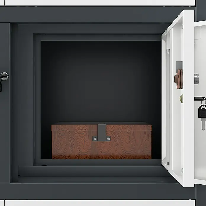 Jan Nowak Aktenschrank Filip II - B x T x H: 90 x 40 x 185 cm, Anthrazit/Weiß - Ein offener Schrank mit einem Holzkasten darin. Der Schrank ist grau und weiß. Der Holzkasten hat eine dunkle Holzmaserung und einen Metallverschluss.