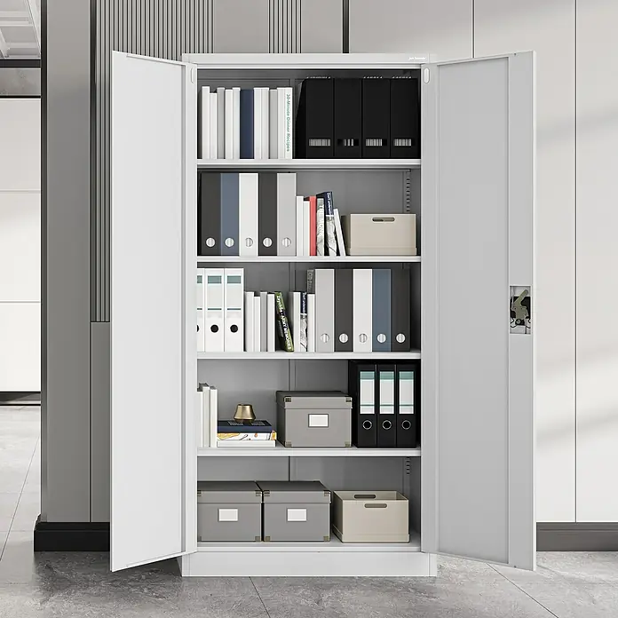 Jan Nowak Aktenschrank Jan - B x T x H: 90 x 40 x 185 cm, Grau - Geräumiger Büroschrank mit offenen Türen. Der Schrank ist mit Ordnern, Büchern und Aufbewahrungsboxen gefüllt.