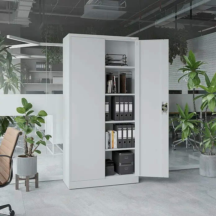 Jan Nowak Aktenschrank Jan - B x T x H: 90 x 40 x 185 cm, Grau - Ein grauer Flügeltürenschrank mit Regalen, gefüllt mit Büroartikeln, steht in einem hellen Büro.