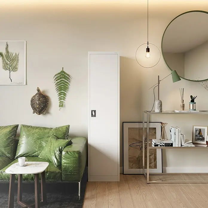 Jan Nowak Aktenschrank Alex - B x T x H: 45 x 40 x 185 cm, Weiß - Ein weißer Spind steht neben einem grünen Ledersofa, das mit einem Beistelltisch dekoriert ist. Eine moderne Lampe hängt von der Decke.