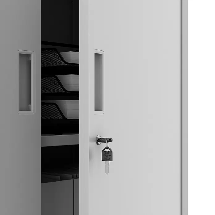 Jan Nowak Aktenschrank Filip II - B x T x H: 90 x 40 x 185 cm, Grau - Detailaufnahme eines grauen Metallschranks mit einem Schlüssel im Schloss, der die Sicherheit und Ordnung des Inhalts gewährleistet.