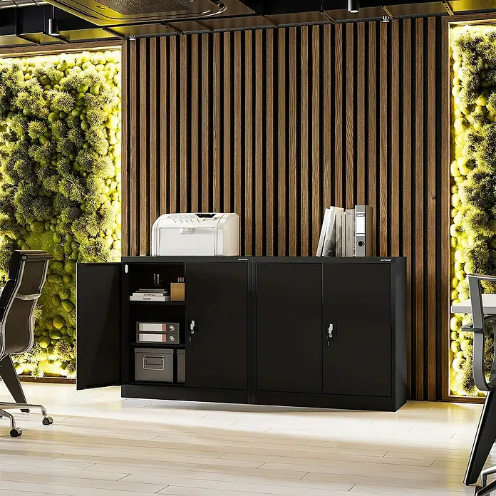 Jan Nowak Aktenschrank Beata - B x T x H: 90 x 40 x 92,5 cm, Schwarz - Schwarzer Büroschrank mit geöffneter Tür, darauf Drucker und Bücher, vor dekorativer Wand. Optimale Stauraumlösung für jedes Büro.