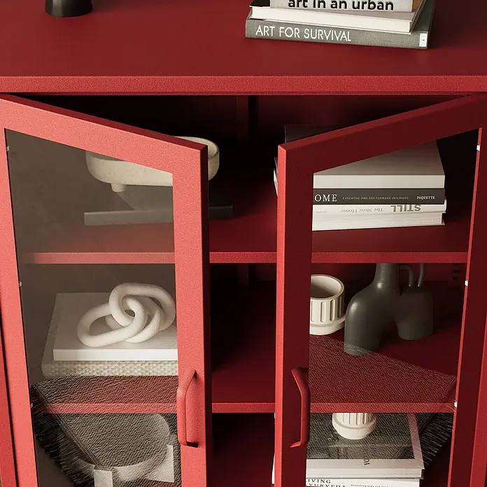 Jan Nowak Vitrine Gina - B x T x H: 80 x 40 x 101,5 cm, Rot - Ein roter Schrank mit Glastüren, gefüllt mit Büchern und Dekorationsgegenständen, die auf mehreren Regalen angeordnet sind.