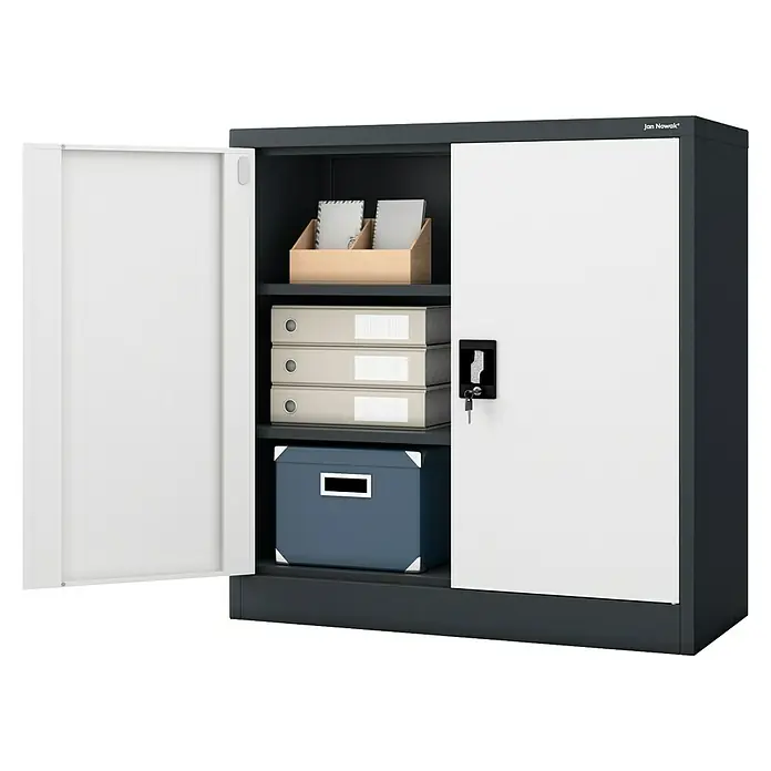 Jan Nowak Aktenschrank Beata - B x T x H: 90 x 40 x 92,5 cm, Anthrazit / Weiß - Ein grauer Jan Nowak Büroschrank mit einer offenen und einer geschlossenen weißen Tür und diversen Büroartikeln im Inneren.