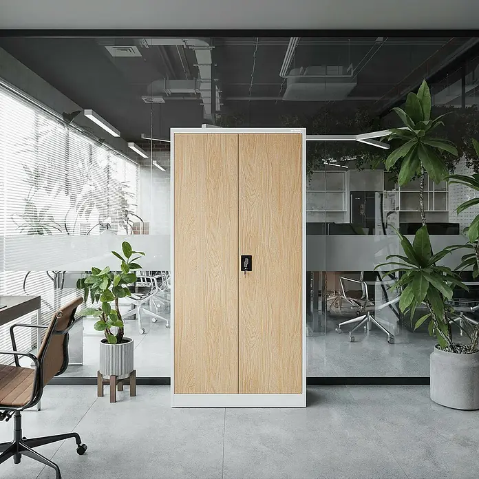 Jan Nowak Aktenschrank Jan - B x T x H: 90 x 40 x 185 cm, Weiß/Sonoma Eiche - Büroschrank aus Holz mit Griff in einem modernen Büro.