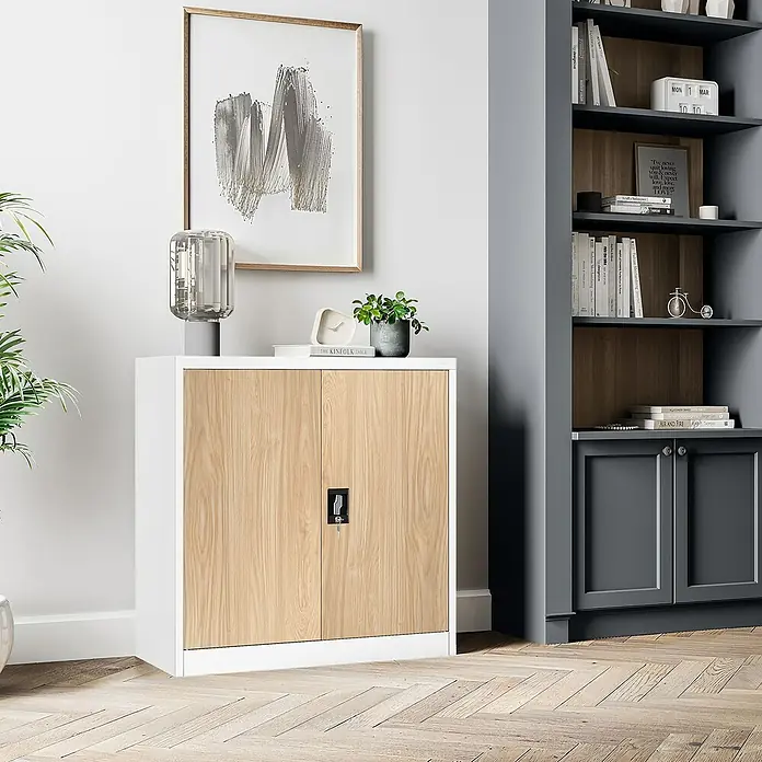 Jan Nowak Aktenschrank Beata - B x T x H: 90 x 40 x 92,5 cm, Weiß / Sonoma Eiche - Ein stilvolles weißes Sideboard mit hellen Holzfronten und einem schwarzen Schloss, das eine moderne und funktionale Aufbewahrungslösung bietet.