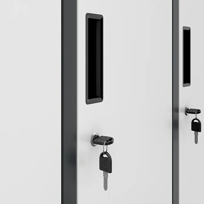 Jan Nowak Schließfachschrank Igor - H x B x T: 185 x 90 x 45 cm, Anzahl Fächer: 6 Stk., Anthrazit/Weiß - Nahaufnahme von abschließbaren Spinden mit Griffen und Schlüsseln, ideal für sichere Aufbewahrung in verschiedenen Umgebungen.