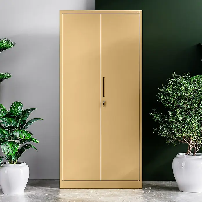 Jan Nowak Aktenschrank Jan - B x T x H: 90 x 40 x 195 cm, Beige - Aufnahme eines goldfarbenen Stahlschranks mit Flügeltüren, der sich ideal für Büro oder Arbeitszimmer eignet.