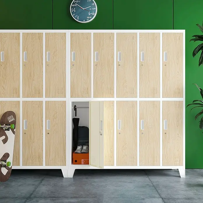 Jan Nowak Spind Bartek - B x T x H: 136 x 45 x 172 cm, Weiß / Sonoma Eiche - Ein zweistöckiger Holzspind mit einer geöffneten Tür, in der ein Regenschirm, eine Tasche und Schuhe zu sehen sind.