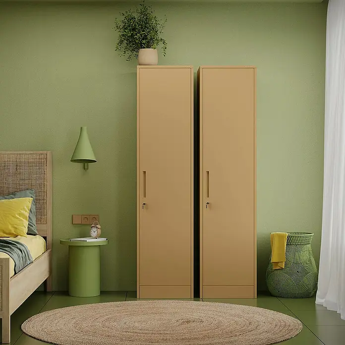 Jan Nowak Aktenschrank Alex - B x T x H: 45 x 40 x 185 cm, Beige - Zimmeransicht mit zwei beigefarbenen Kleiderschränken, einem Bett und einem runden Teppich.