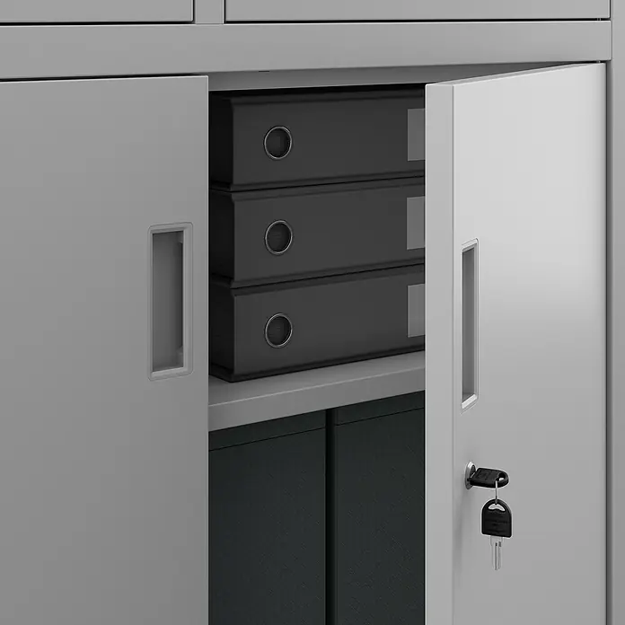 Jan Nowak Aktenschrank Filip - B x T x H: 90 x 40 x 185 cm, Grau - Detailaufnahme eines grauen Metallschranks mit offenstehender Tür, der Aktenordner und einen Schlüssel im Schloss zeigt.