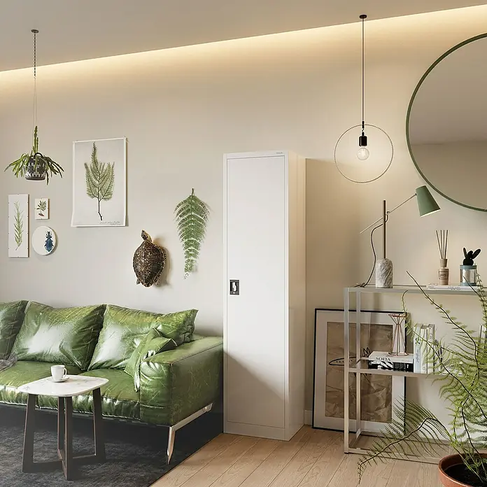 Jan Nowak Aktenschrank Alex - B x T x H: 45 x 40 x 185 cm, Weiß - Ein weißer Metallschrank steht neben einem grünen Ledersofa in einem gemütlichen Wohnzimmer mit Holzböden.