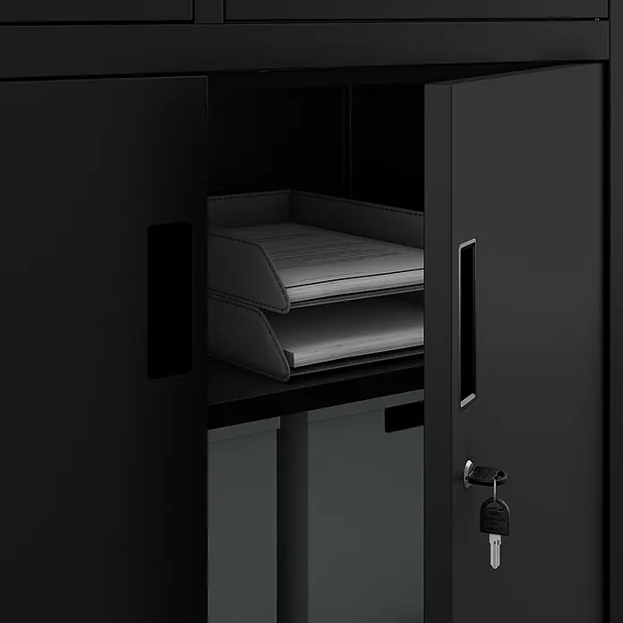 Jan Nowak Aktenschrank Filip II - B x T x H: 90 x 40 x 185 cm, Schwarz - Schwarzer Metallschrank mit geöffneter Tür, der zwei Ablagefächer mit Papier enthält, und einem Schlüssel im Schloss.