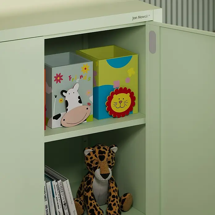 Jan Nowak Aktenschrank Jan - B x T x H: 90 x 40 x 185 cm, Pastellgrün - Das grüne Jan Nowak Metallmöbel bietet Stauraum mit bunten Organisationsboxen und einem Stofftier-Leoparden.