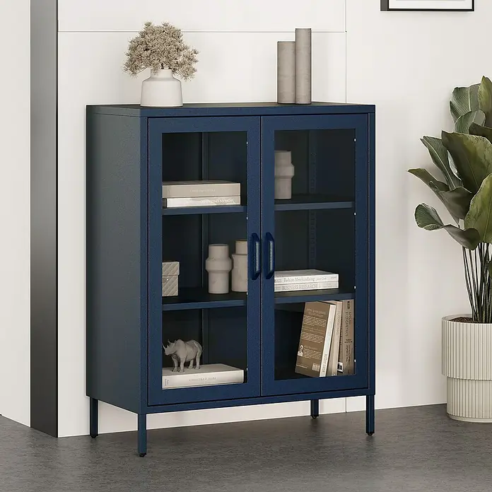 Jan Nowak Vitrine Gina - B x T x H: 80 x 40 x 101,5 cm, Dunkelblau - Elegantes, marineblaues Glasvitrinenschrank, ideal für die stilvolle Präsentation von Dekorationsgegenständen und Büchern.
