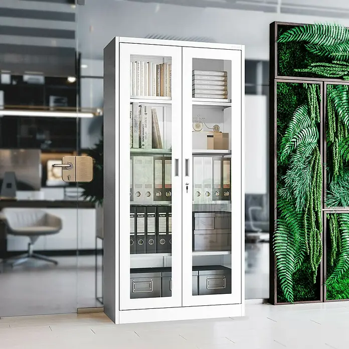 Jan Nowak Aktenschrank Amelia - B x T x H: 90 x 40 x 185 cm, Weiß - Ein Büroschrank mit Glastüren, der mit Büchern, Ordnern und Boxen gefüllt ist, sorgt für Ordnung und Übersichtlichkeit im Büro.
