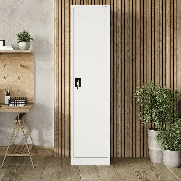 Jan Nowak Aktenschrank Alex - B x T x H: 45 x 40 x 185 cm, Weiß - Aufnahme eines weißen Metallspinds mit einem schwarzen Schloss vor einem Holzhintergrund, ideal für die Aufbewahrung.