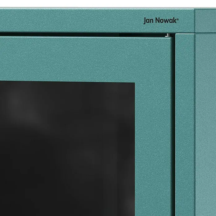 Jan Nowak Vitrine Gina - B x T x H: 80 x 40 x 101,5 cm, Meeresgrün - Nahaufnahme eines blauen Jan Nowak Metallschranks, der modernes Design und robuste Konstruktion für Büro oder Werkstatt vereint.