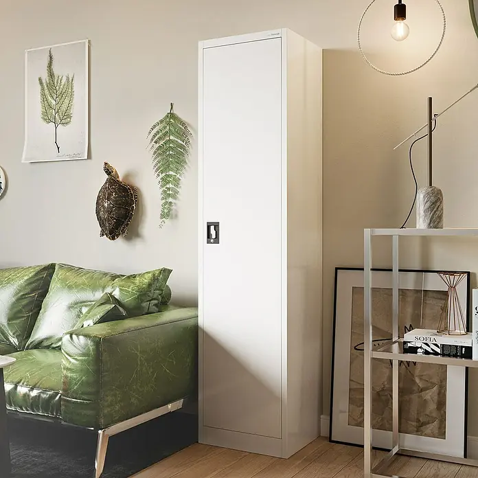 Jan Nowak Aktenschrank Alex - B x T x H: 45 x 40 x 185 cm, Weiß - Ein weißer Metallspind steht in einem stilvollen Raum. Der Spind ist schmal und hoch und fügt sich gut in das moderne Interieur ein.