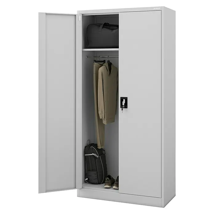Jan Nowak Metall-Mehrzweckschrank Dawid - H x B x T: 185 x 90 x 45 cm, Grau - Heller Metallspind mit geöffneter Tür, der Kleidung, eine Tasche und Schuhe zeigt. Der Spind hat ein Schloss mit Schlüssel.
