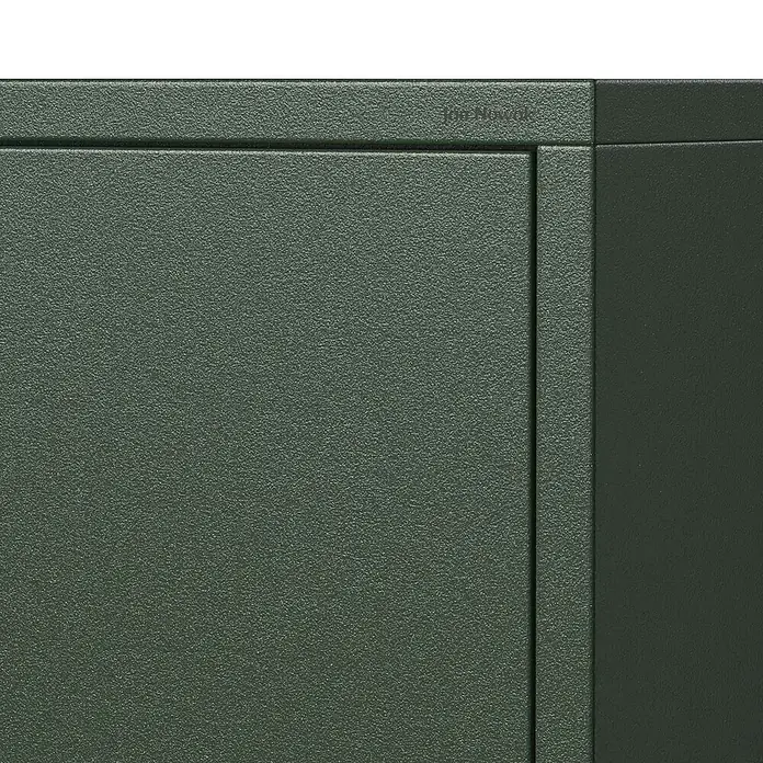 Jan Nowak Kommode Carla - L x B x H: 40 x 80 x 101,5 cm, Grün, Anzahl Schubladen: 4 Stk. - Detailaufnahme eines grünen Spindschranks mit leicht strukturierter Oberfläche und Beschriftung im oberen Bereich.