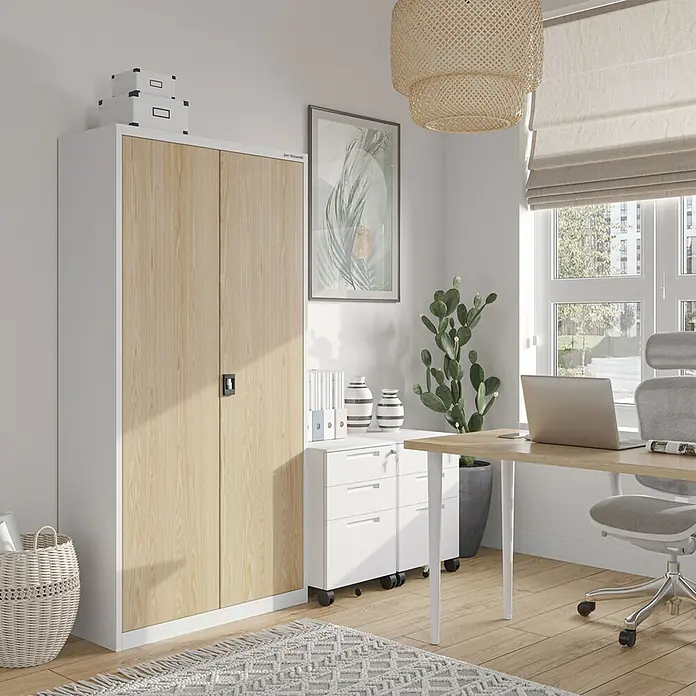 Jan Nowak Aktenschrank Jan - B x T x H: 90 x 40 x 185 cm, Weiß/Sonoma Eiche - Bürointerieur mit einem Aktenschrank mit Holztüren und weißen Seitenwänden, der für zusätzlichen Stauraum im Büro sorgt.