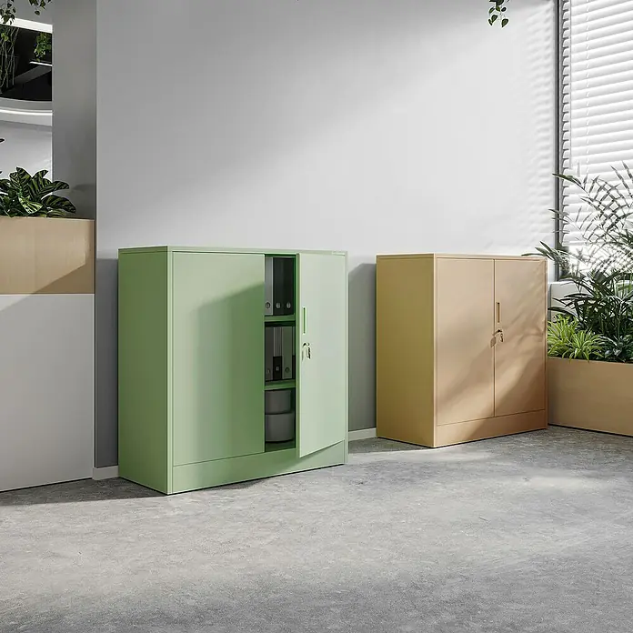 Jan Nowak Aktenschrank Beata - B x T x H: 90 x 40 x 92,5 cm, Grün - Büroaufnahme mit einem offenen grünen Aktenschrank und einem geschlossenen sandfarbenen Aktenschrank.