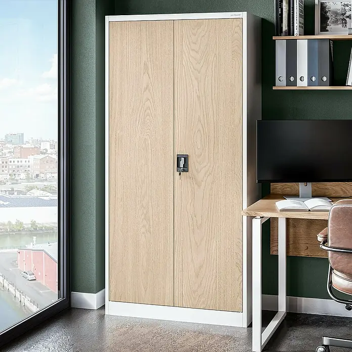 Jan Nowak Aktenschrank Jan - B x T x H: 90 x 40 x 185 cm, Weiß/Sonoma Eiche - Ein weiß-holzfarbener Flügeltürenschrank mit Griff und Schlüssel im modernen Büro. Praktische Büroeinrichtung für Ordnung.