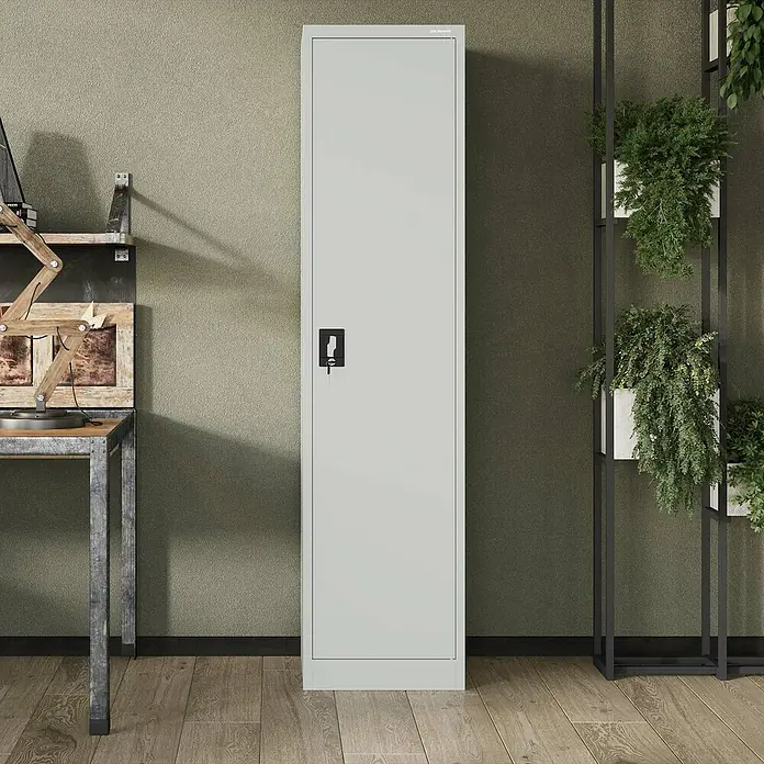 Jan Nowak Aktenschrank Alex - B x T x H: 45 x 40 x 185 cm, Grau - Ein schlanker, grauer Metallspind mit einem schwarzen Schloss steht auf einem Holzboden. Praktische Aufbewahrung für Büro oder Zuhause.