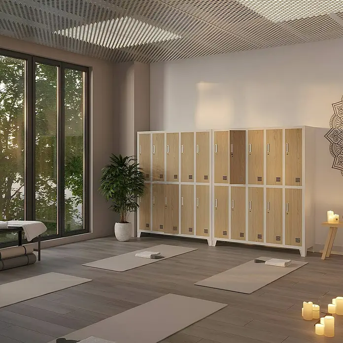Jan Nowak Spind Bartek - B x T x H: 136 x 45 x 172 cm, Weiß / Sonoma Eiche - Yoga-Studio mit hölzernen Schließfächern, Matten und Kerzen für eine entspannende Atmosphäre.