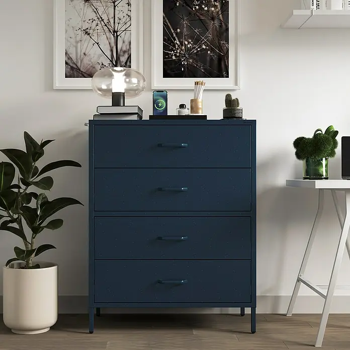 Jan Nowak Kommode Carla - L x B x H: 40 x 80 x 101,5 cm, Dunkelblau, Anzahl Schubladen: 4 Stk. - Aufnahme eines Marineblauen Schubladenschranks mit vier Schubladen, der mit Dekorationsgegenständen versehen ist und neben einer Zimmerpflanze steht.