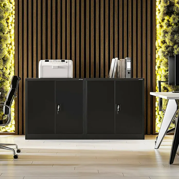 Jan Nowak Aktenschrank Beata - B x T x H: 90 x 40 x 92,5 cm, Schwarz - Aufnahme von zwei schwarzen Büroschränken mit Drucker, Büchern und Büromaterialien. Die Schränke sind mit Schlössern versehen.