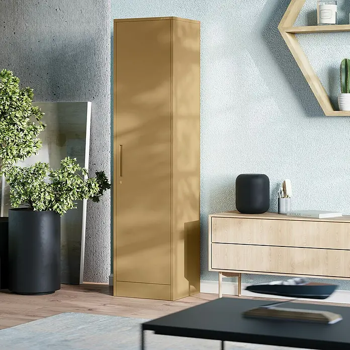 Jan Nowak Aktenschrank Alex - B x T x H: 45 x 40 x 185 cm, Beige - Ein modernes Wohnzimmer mit einem hohen, senffarbenen Schrank, der stilvoll neben einer Kommode und einer Pflanze steht.