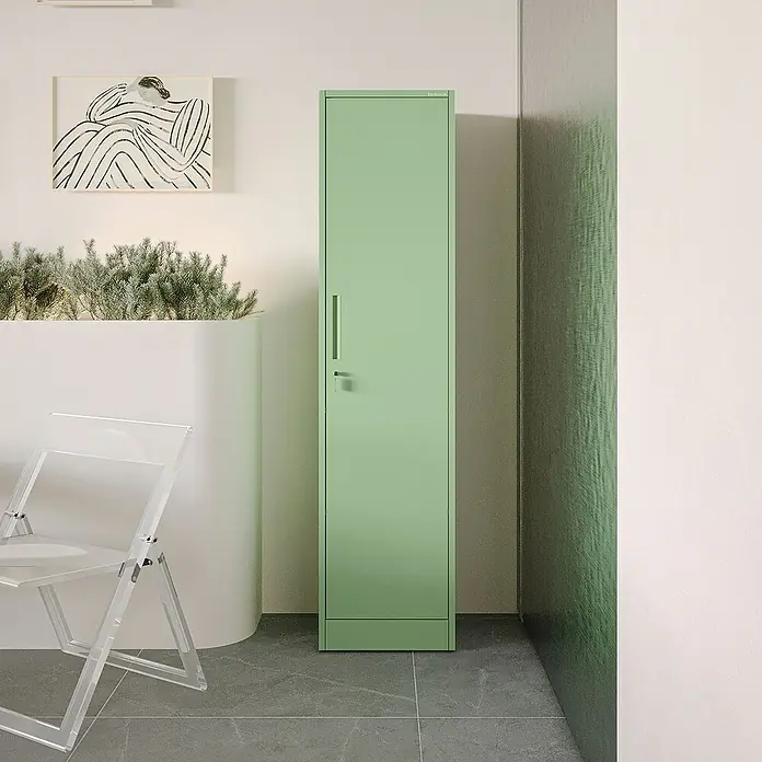 Jan Nowak Aktenschrank Alex - B x T x H: 45 x 40 x 185 cm, Pastellgrün - Ein grüner Spind steht an einer Wand. Der Spind ist schmal und hoch und hat einen Griff.