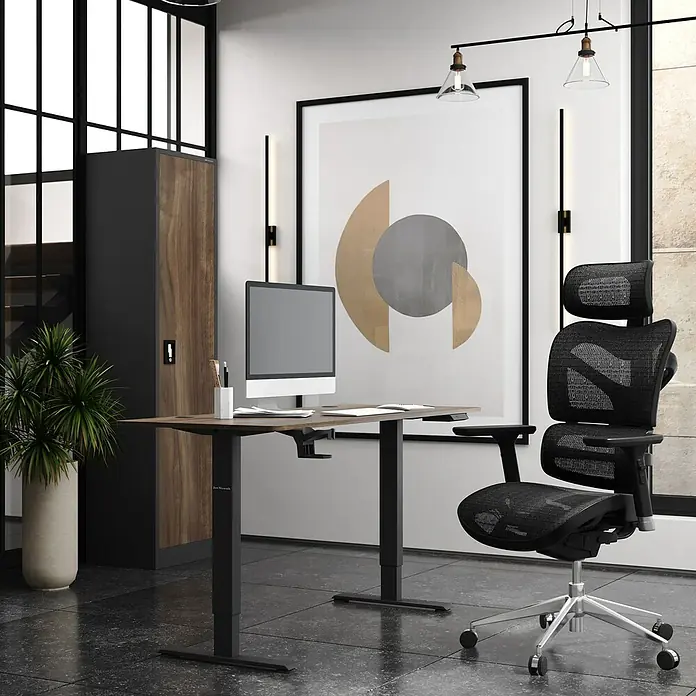 Jan Nowak Aktenschrank Alex - B x T x H: 45 x 40 x 185 cm, Anthrazit/ Nussbaum - Ein moderner Büroraum mit einem höhenverstellbaren Schreibtisch und einem ergonomischen Bürostuhl für komfortables Arbeiten.