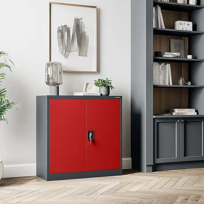 Jan Nowak Aktenschrank Beata - B x T x H: 90 x 40 x 92,5 cm, Anthrazit / Rot - Roter und grauer Büroschrank aus Metall mit abschließbaren Türen und darauf platzierten dekorativen Gegenständen.