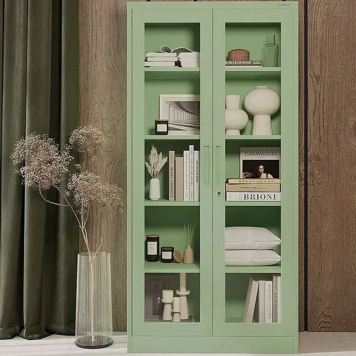 Jan Nowak Aktenschrank Amelia - B x T x H: 90 x 40 x 185 cm, Grün - Ein mintgrüner Glasschrank mit diversen Deko- und Buchelementen, der modernes Design und praktische Aufbewahrungslösungen vereint.