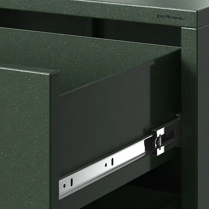 Jan Nowak Kommode Carla - L x B x H: 40 x 80 x 101,5 cm, Grün, Anzahl Schubladen: 4 Stk. - Geöffneter, dunkelgrüner Jan Nowak Büroschrank mit einem silbernen Auszug, der die Funktionalität hervorhebt. Robuste Bauweise für Büroorganisation.