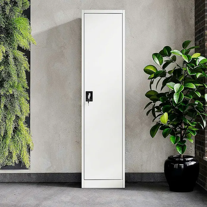 Jan Nowak Aktenschrank Alex - B x T x H: 45 x 40 x 185 cm, Weiß - Aufnahme eines weißen Metallschranks mit Schloss, der sich ideal für Büro oder Zuhause eignet. Er bietet praktischen Stauraum.