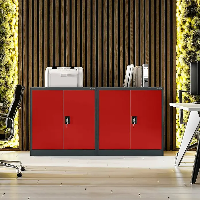 Jan Nowak Aktenschrank Beata - B x T x H: 90 x 40 x 92,5 cm, Anthrazit / Rot - Rote Büroschränke mit Aktenschrank auf hellem Holzboden, ergänzt durch eine Dekoration an der Wand für ein modernes, organisiertes Büro.