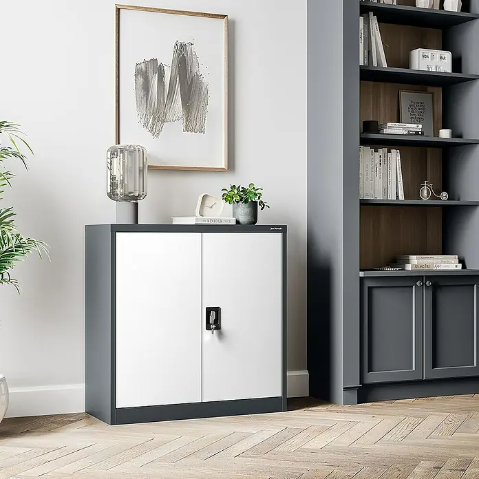Jan Nowak Aktenschrank Beata - B x T x H: 90 x 40 x 92,5 cm, Anthrazit / Weiß - Ein grauer und weißer Büroschrank mit Gegenständen oben drauf und einem passenden Bücherregal im Hintergrund.