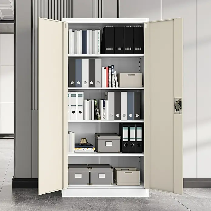 Jan Nowak Aktenschrank Jan - B x T x H: 90 x 40 x 185 cm, Weiß/Sonoma Eiche - Ein offener, cremefarbener Büroschrank voller Ordner und Aufbewahrungsboxen. Ideal für Büroorganisation und Archivierung.